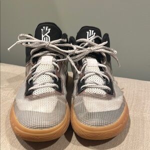 Men’s Nike Kyrie Flytrap 4 ‘Black Cool Gray’ Basketball Shoe; Size 9.5.